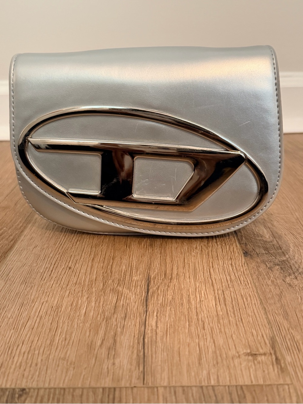 Silver Metallic Women's Crossbody Bag with Chrome Accent